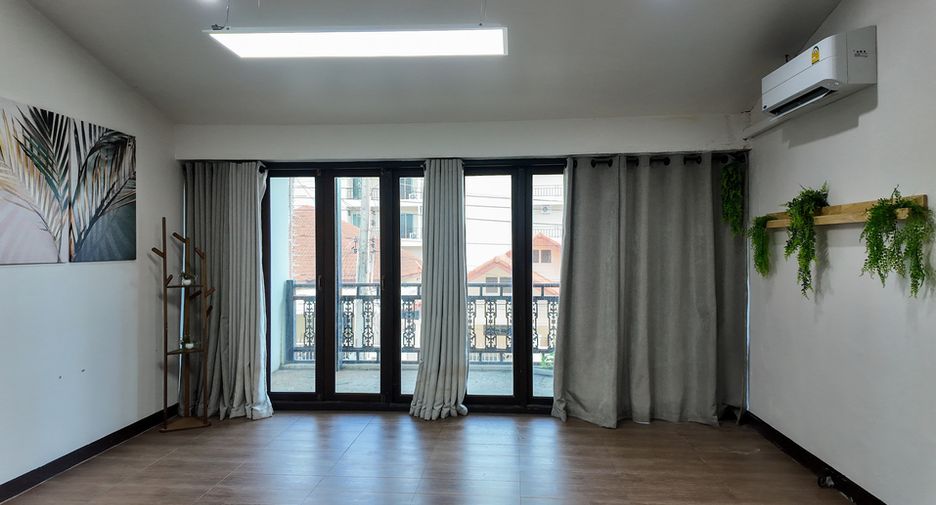 Casa adosada en venta de 3 habitaciones en Bang Lamung, Chonburi