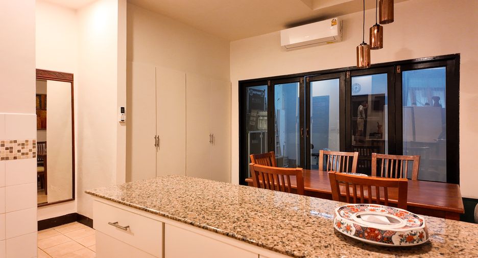 Casa adosada en venta de 3 habitaciones en Bang Lamung, Chonburi