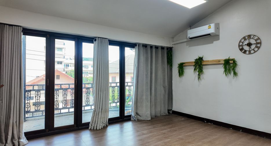Casa adosada en venta de 3 habitaciones en Bang Lamung, Chonburi