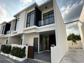 For sale 4 ベッドルーム townhouse in Bang Lamung, Chonburi