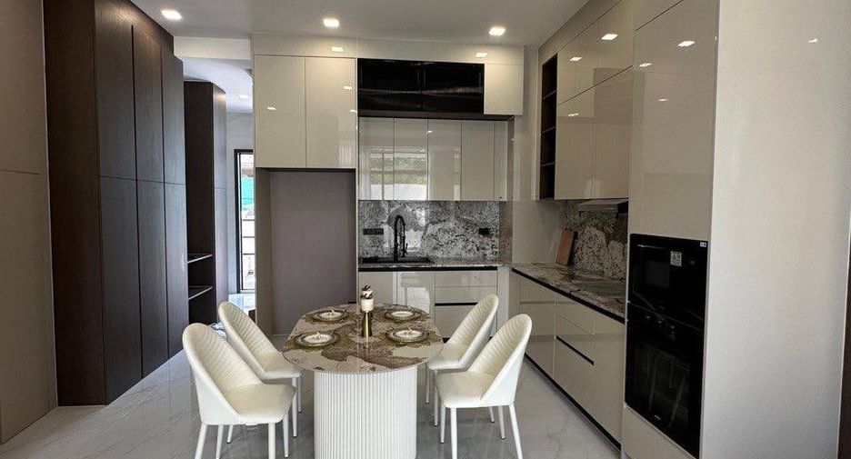 For sale 4 bedrooms townhouse in Bang Lamung, Chonburi