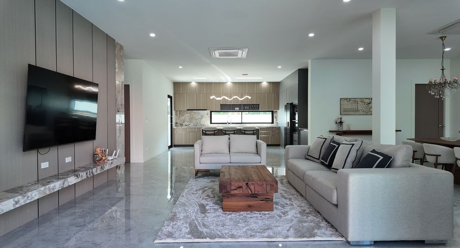 For sale 3 bedrooms villa in East Pattaya, Pattaya