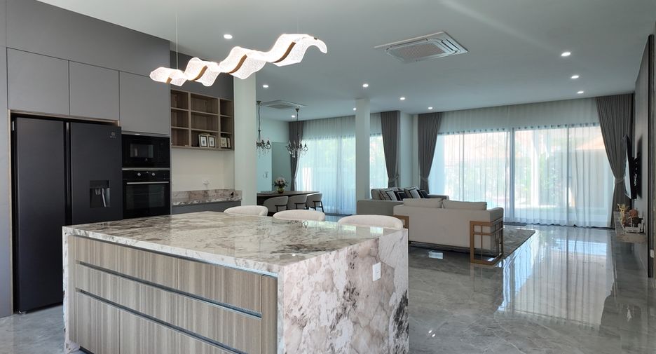 For sale 3 bedrooms villa in East Pattaya, Pattaya