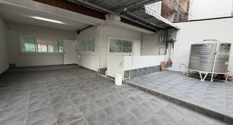 For rent 5 bedrooms townhouse in Mueang Chiang Mai, Chiang Mai