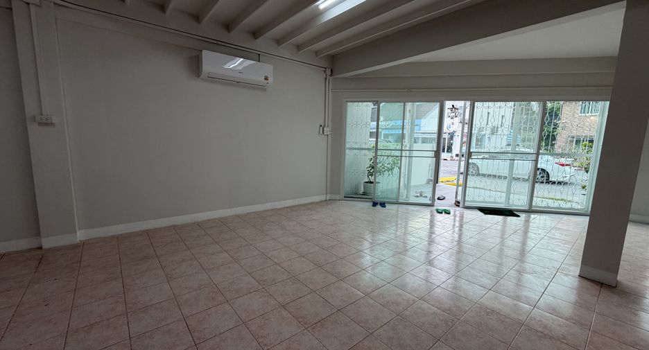 For rent 5 bedrooms townhouse in Mueang Chiang Mai, Chiang Mai