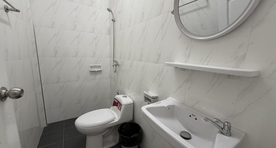 For rent 5 bedrooms townhouse in Mueang Chiang Mai, Chiang Mai