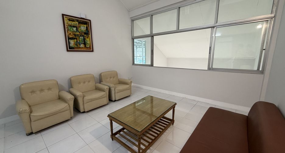 For rent 5 bedrooms townhouse in Mueang Chiang Mai, Chiang Mai