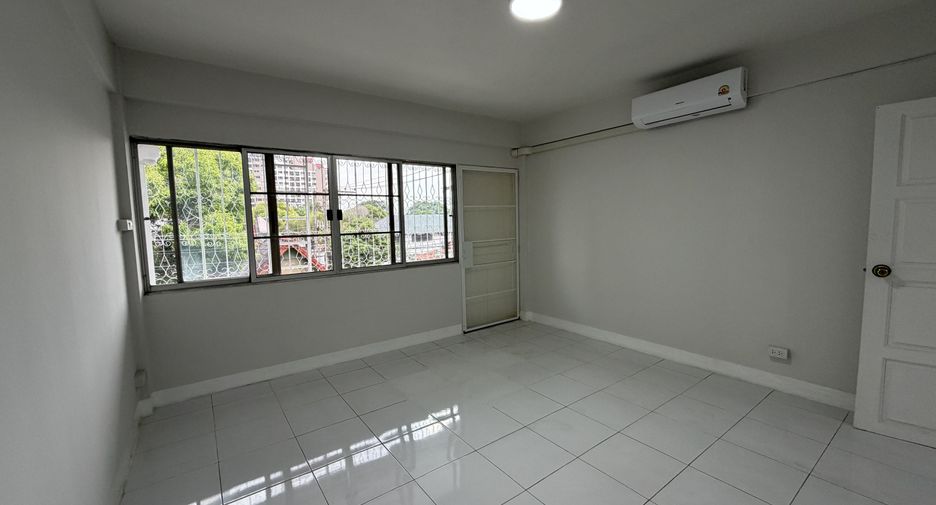 For rent 5 bedrooms townhouse in Mueang Chiang Mai, Chiang Mai