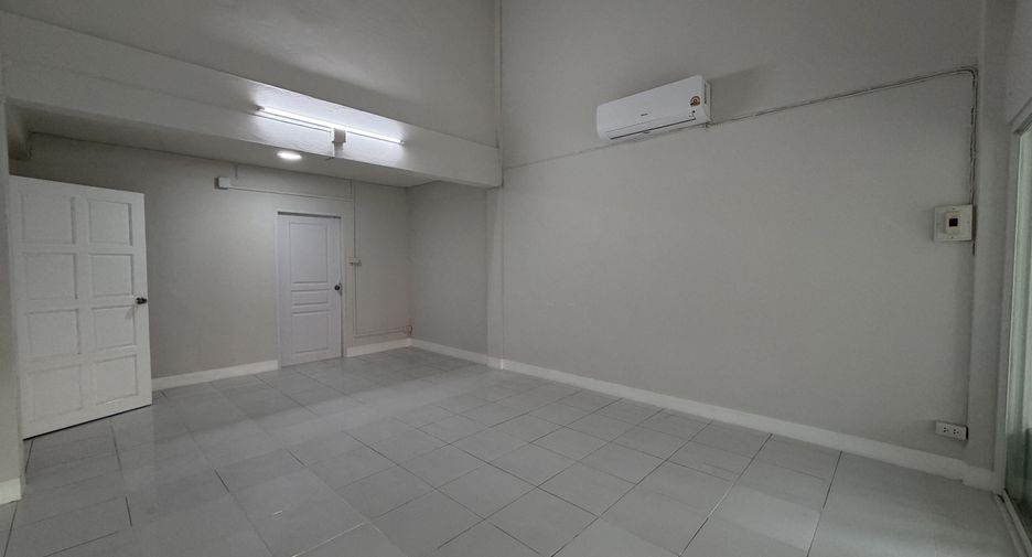 For rent 5 bedrooms townhouse in Mueang Chiang Mai, Chiang Mai