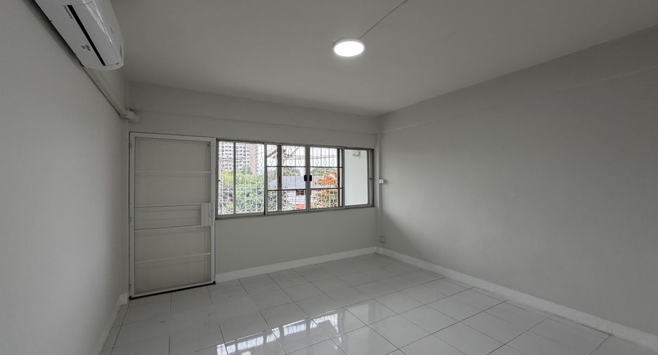 For rent 5 bedrooms townhouse in Mueang Chiang Mai, Chiang Mai