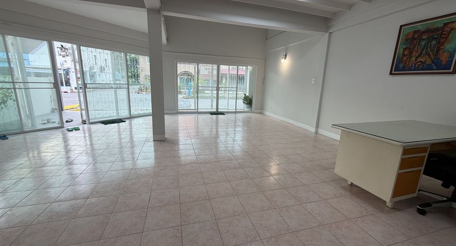 For rent 5 bedrooms townhouse in Mueang Chiang Mai, Chiang Mai
