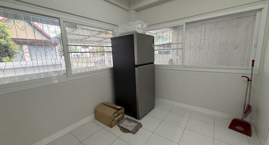 For rent 5 bedrooms townhouse in Mueang Chiang Mai, Chiang Mai