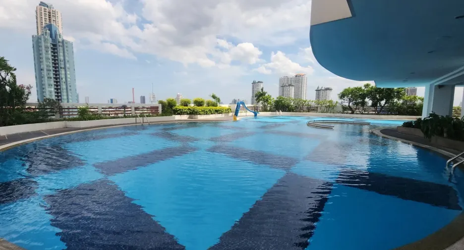 For rent studio condo in Khlong San, Bangkok