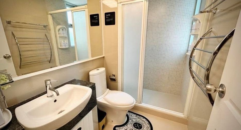 For rent 2 bedrooms condo in Huai Khwang, Bangkok