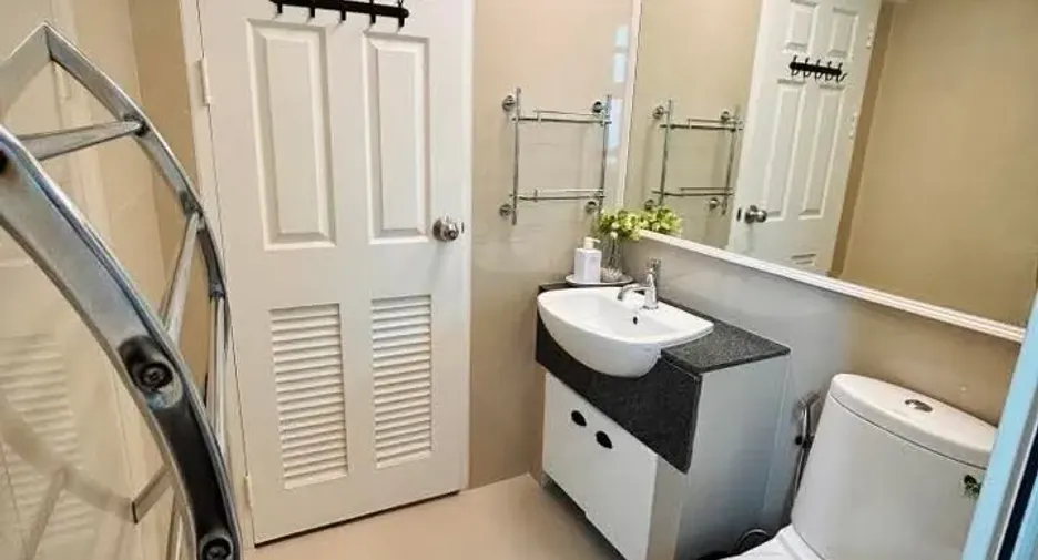 For rent 2 bedrooms condo in Huai Khwang, Bangkok