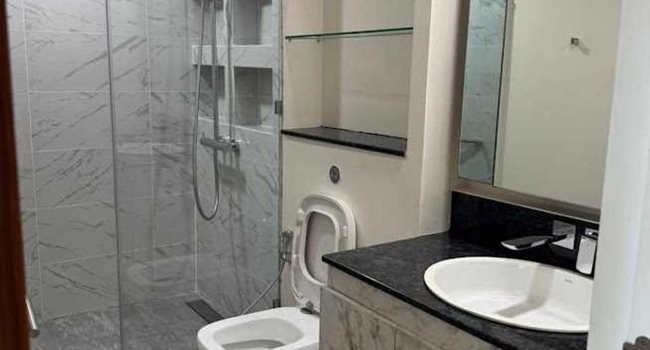For rent 3 bedrooms condo in Sathon, Bangkok