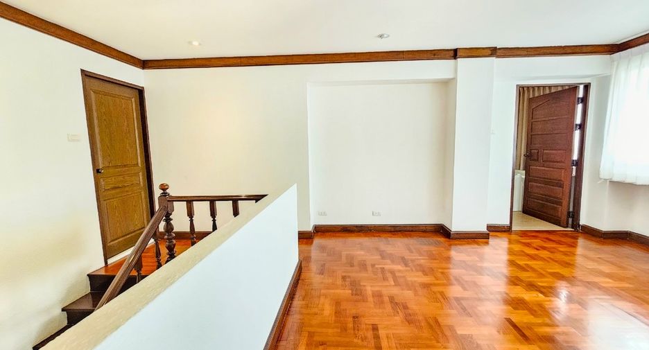 Condo en alquiler de 3 habitaciones en Watthana, Bangkok