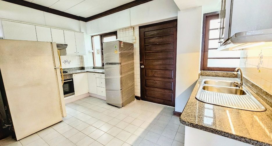 Condo en alquiler de 3 habitaciones en Watthana, Bangkok