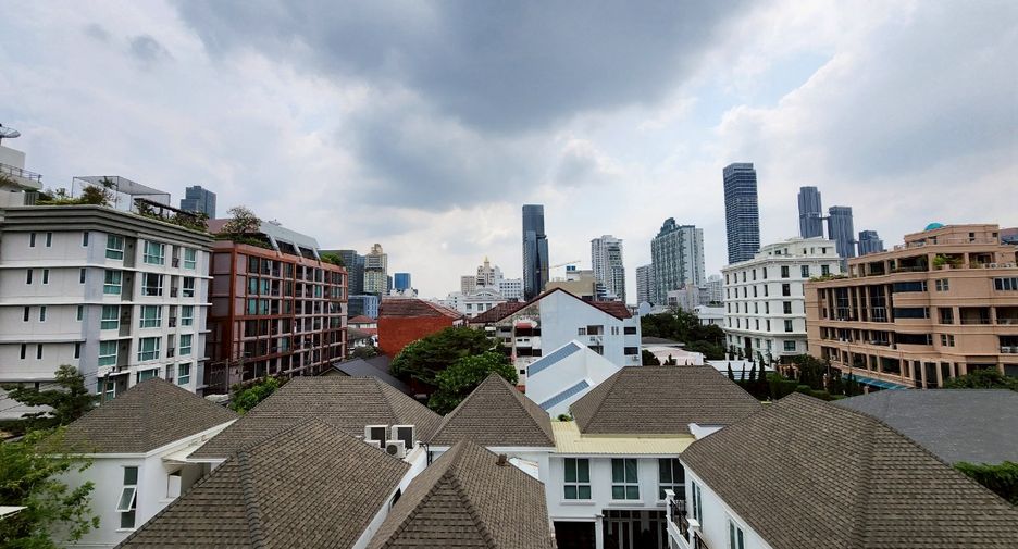 For rent 2 bedrooms condo in Watthana, Bangkok