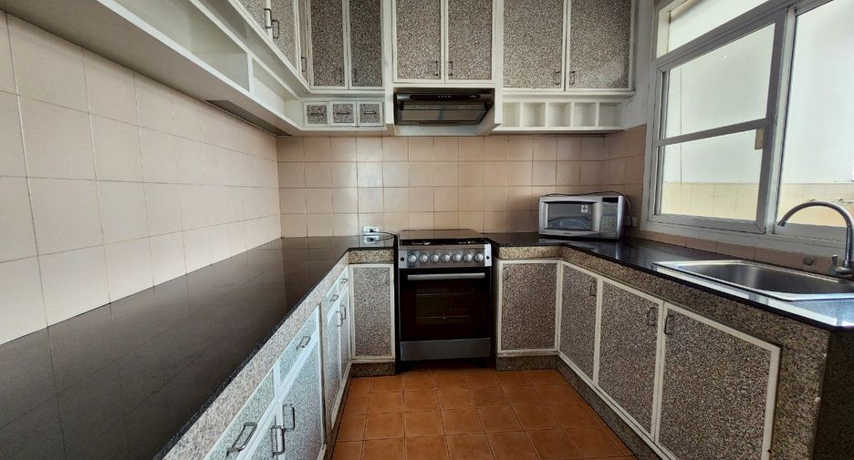 Condo en alquiler de 3 habitaciones en Khlong Toei, Bangkok