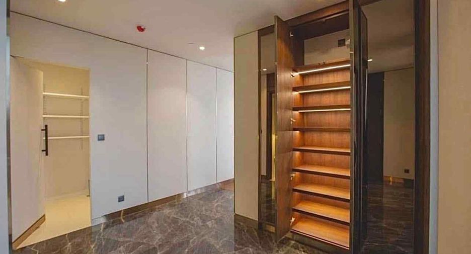For rent 3 bedrooms condo in Pathum Wan, Bangkok