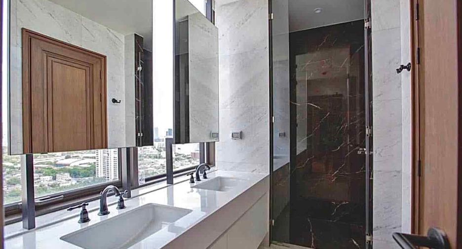 For rent 3 bedrooms condo in Pathum Wan, Bangkok