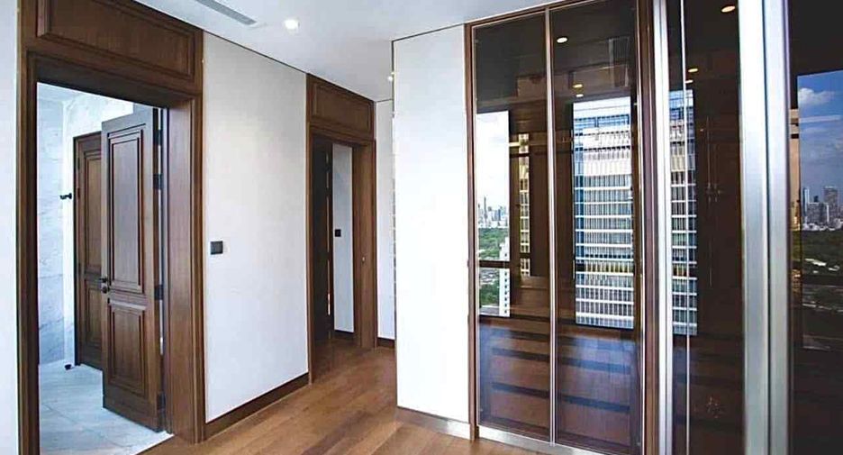 For rent 3 bedrooms condo in Pathum Wan, Bangkok