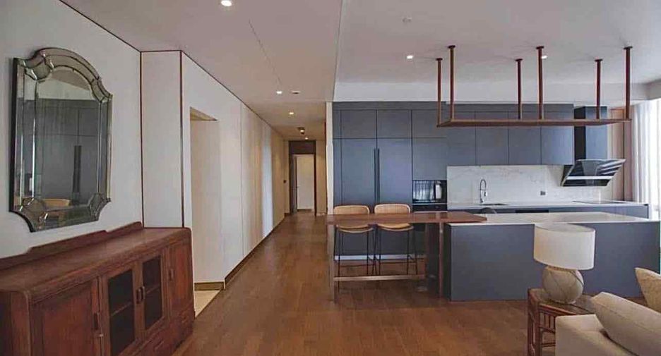For rent 3 bedrooms condo in Pathum Wan, Bangkok