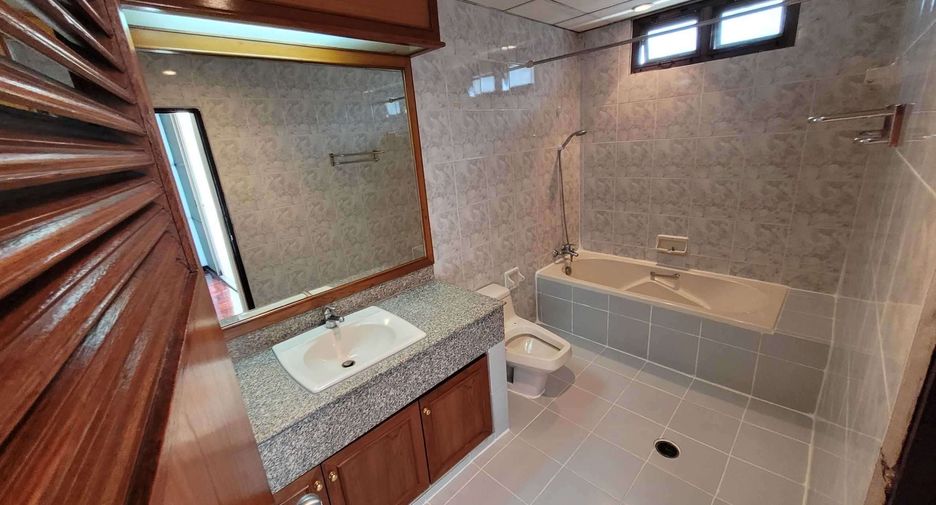Condo en alquiler de 4 habitaciones en Watthana, Bangkok