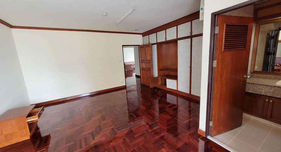 Condo en alquiler de 4 habitaciones en Watthana, Bangkok