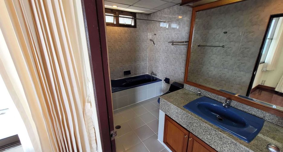 Condo en alquiler de 4 habitaciones en Watthana, Bangkok