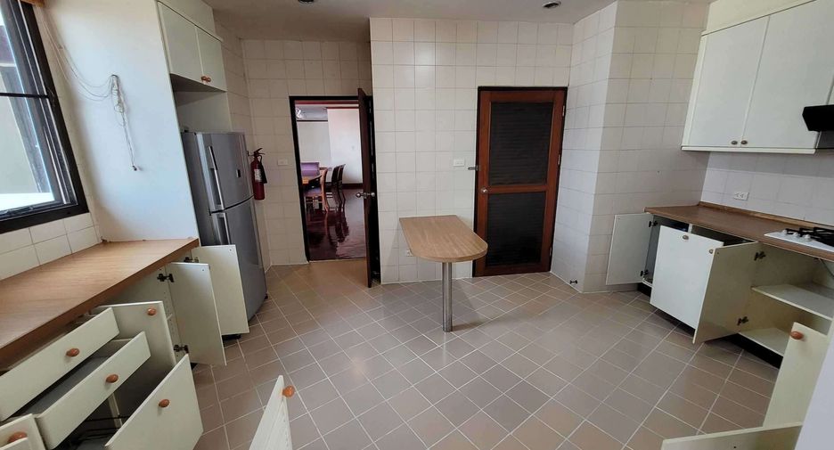 Condo en alquiler de 4 habitaciones en Watthana, Bangkok