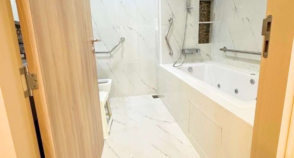 For rent 3 bedrooms condo in Watthana, Bangkok