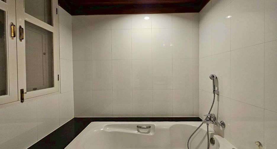 À louer 3 chambres condo à Khlong Toei, Bangkok