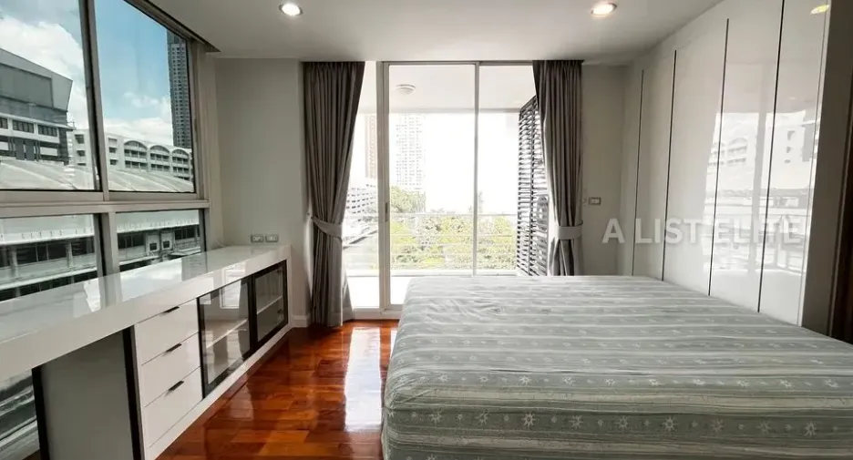 Condo en alquiler de 3 habitaciones en Watthana, Bangkok