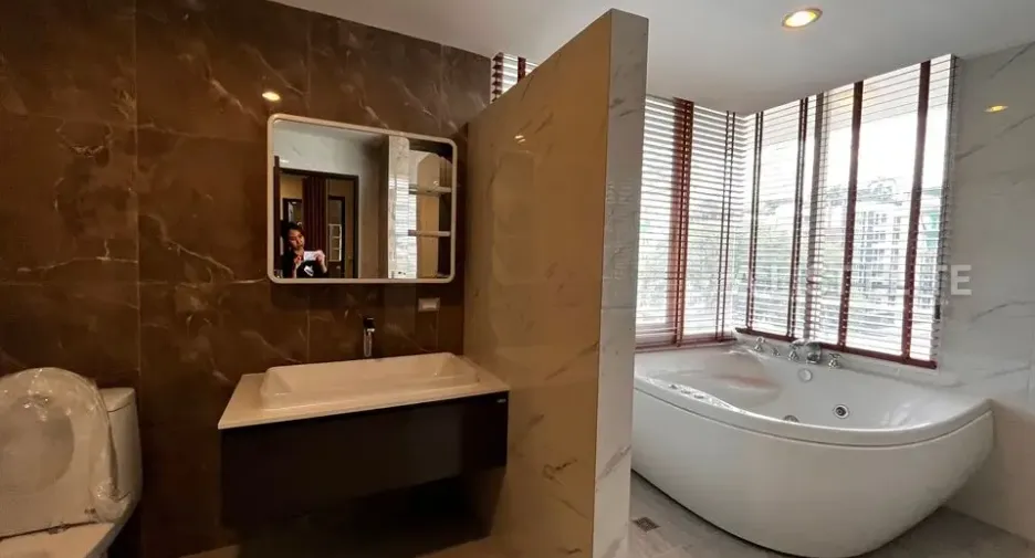 Condo en alquiler de 3 habitaciones en Watthana, Bangkok