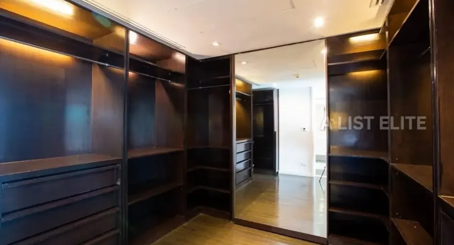 À louer 4 chambres condo à Yan Nawa, Bangkok