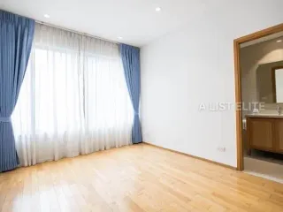 For sale 3 bedrooms condo in Khlong Toei, Bangkok