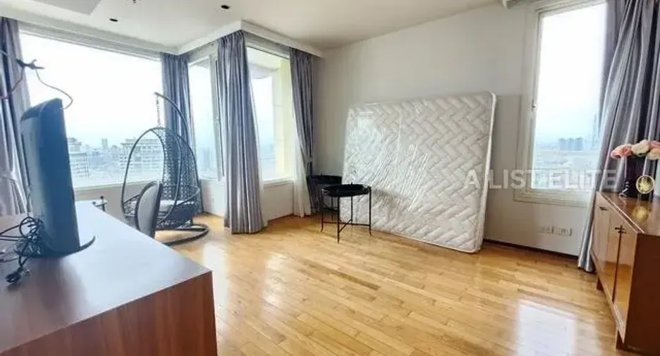For rent 3 bedrooms condo in Sathon, Bangkok