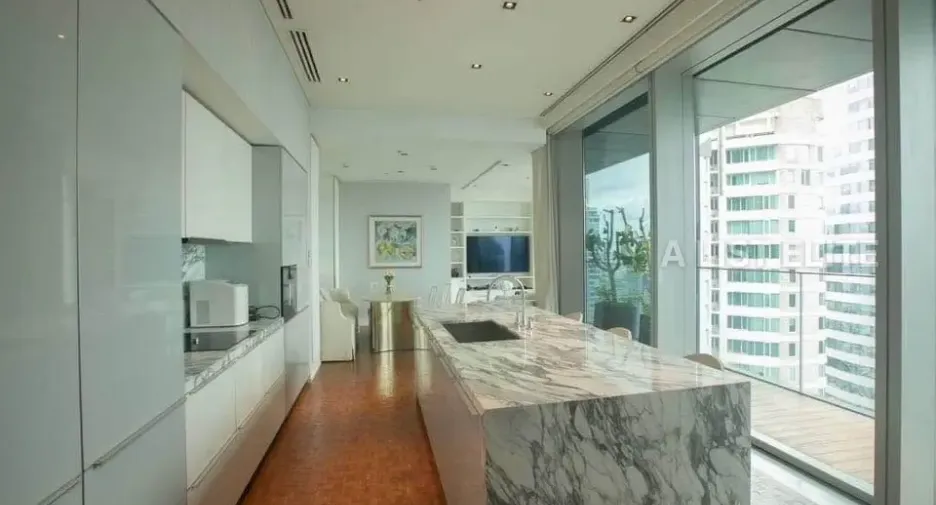 For sale 3 ベッドルーム condo in Sathon, Bangkok