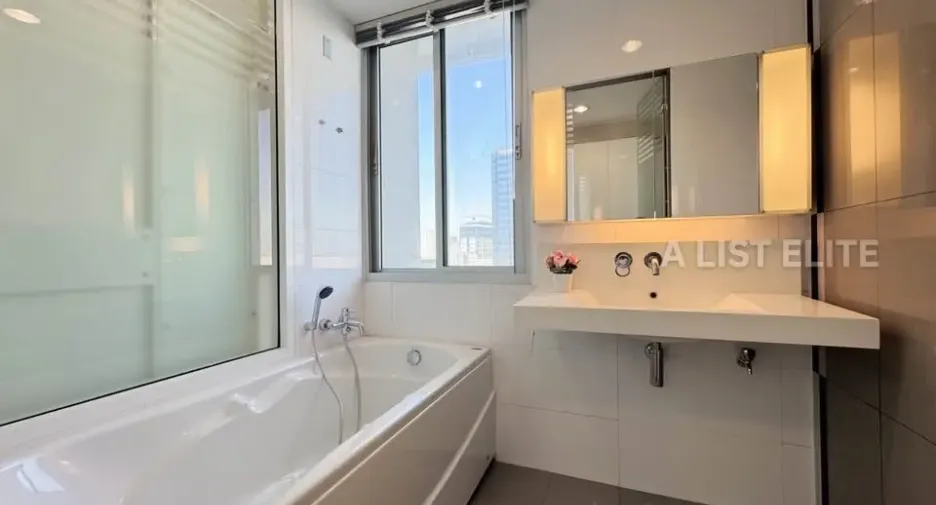 For sale 2 bedrooms condo in Huai Khwang, Bangkok