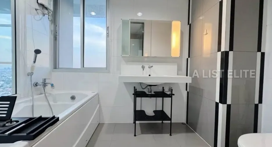 À vendre 2 chambres condo à Huai Khwang, Bangkok