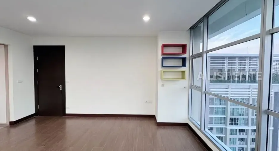 À vendre 2 chambres condo à Huai Khwang, Bangkok