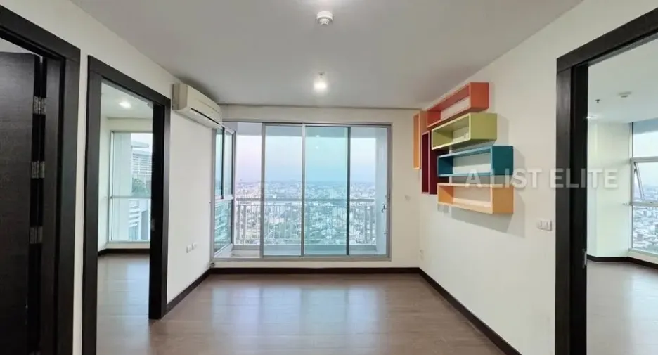 À vendre 2 chambres condo à Huai Khwang, Bangkok