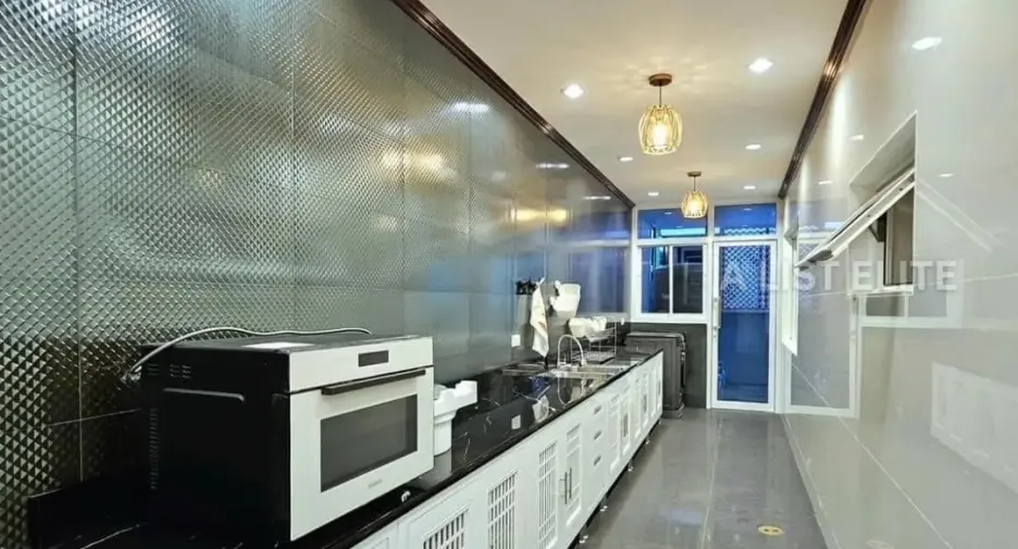 Casa en alquiler de 3 habitaciones en Bang Phli, Samut Prakan