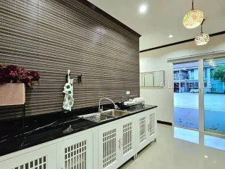Casa en alquiler de 3 habitaciones en Bang Phli, Samut Prakan