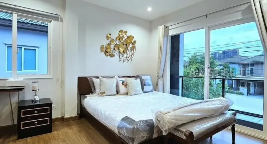 Casa en alquiler de 3 habitaciones en Bang Phli, Samut Prakan