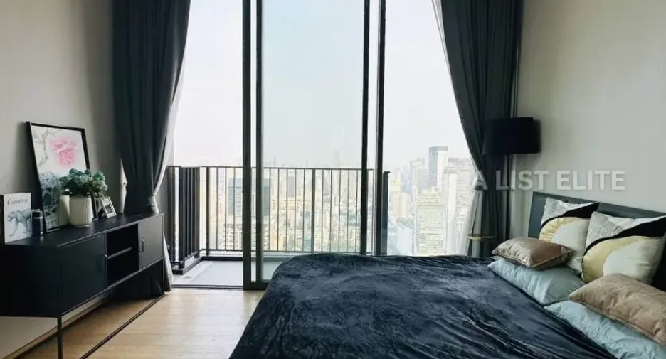 For rent 3 bedrooms condo in Pathum Wan, Bangkok