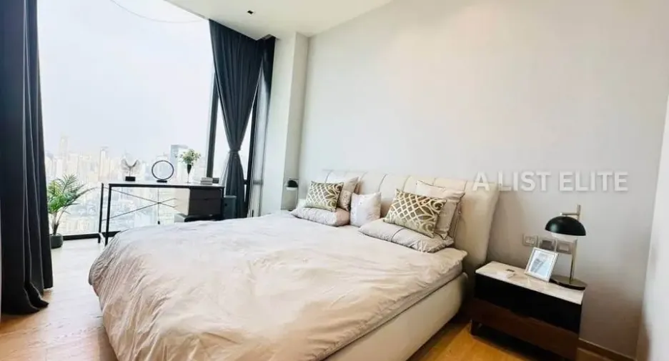 For rent 3 bedrooms condo in Pathum Wan, Bangkok