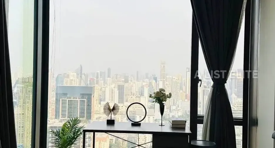 For rent 3 bedrooms condo in Pathum Wan, Bangkok